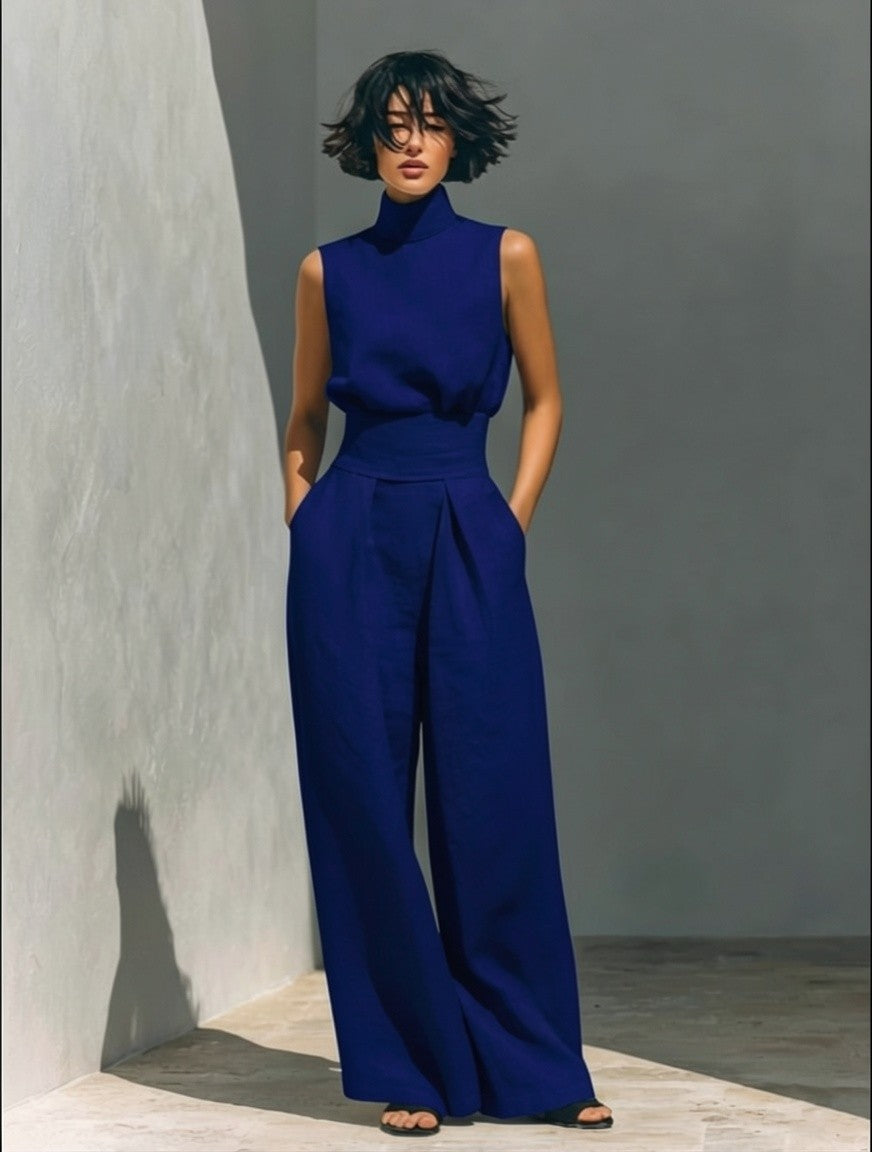 A set consisting of a sleeveless blouse and wide-leg pants made of a cotton-linen blend.