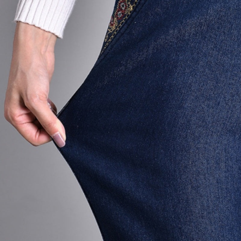 Women's jeans with side pockets and an elastic waistband